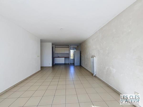 T3 - SAINT-PRIEST - TRAVERSANT AVEC BALCON ET PLACES DE PARKING