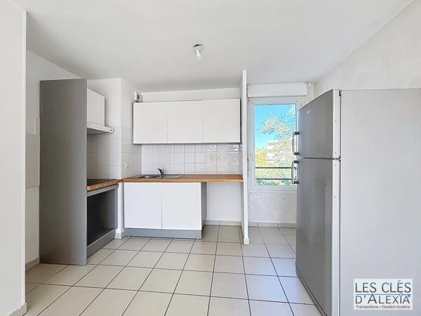 T3 - SAINT-PRIEST - TRAVERSANT AVEC BALCON ET PLACES DE PARKING