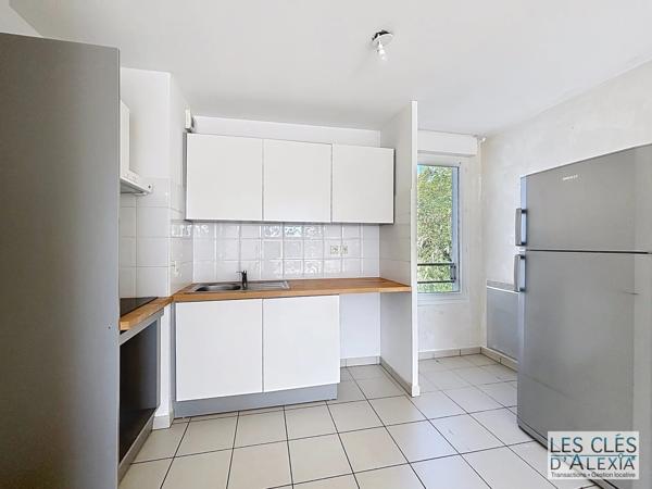 T3 - SAINT-PRIEST - TRAVERSANT AVEC BALCON ET PLACES DE PARKING