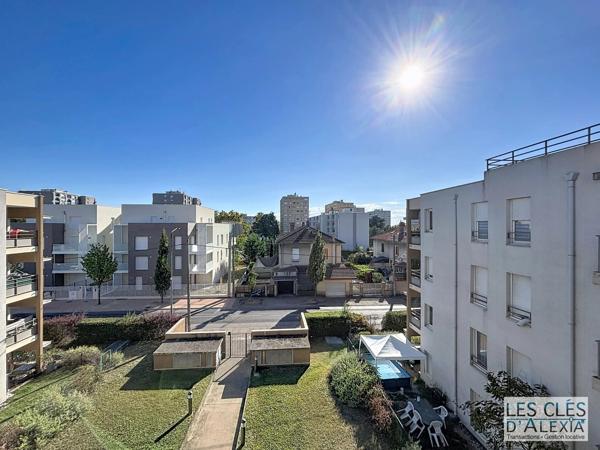 T3 - SAINT-PRIEST - TRAVERSANT AVEC BALCON ET PLACES DE PARKING