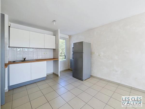 T3 - SAINT-PRIEST - TRAVERSANT AVEC BALCON ET PLACES DE PARKING