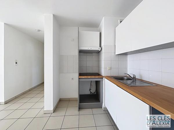 T3 - SAINT-PRIEST - TRAVERSANT AVEC BALCON ET PLACES DE PARKING