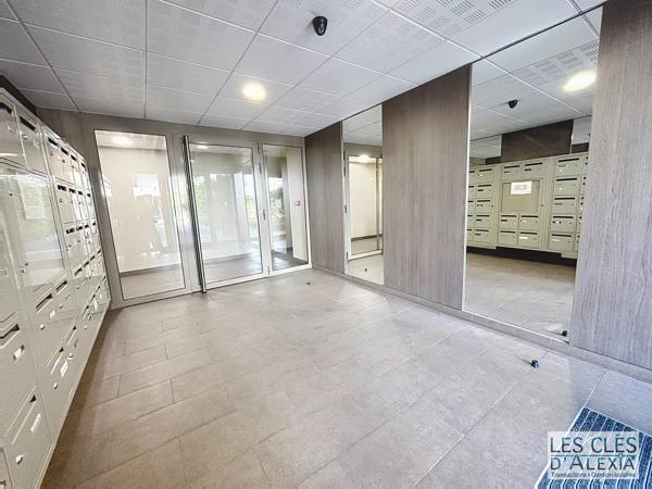 T3 - SAINT-PRIEST - TRAVERSANT AVEC BALCON ET PLACES DE PARKING