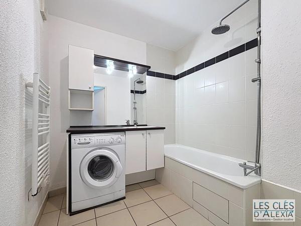 T3 - SAINT-PRIEST - TRAVERSANT AVEC BALCON ET PLACES DE PARKING