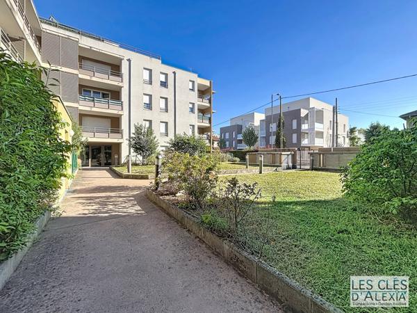T3 - SAINT-PRIEST - TRAVERSANT AVEC BALCON ET PLACES DE PARKING