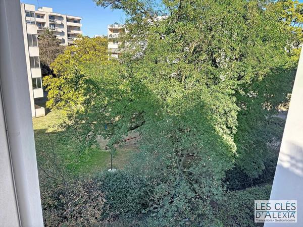 T3 - SAINT-PRIEST - TRAVERSANT AVEC BALCON ET PLACES DE PARKING