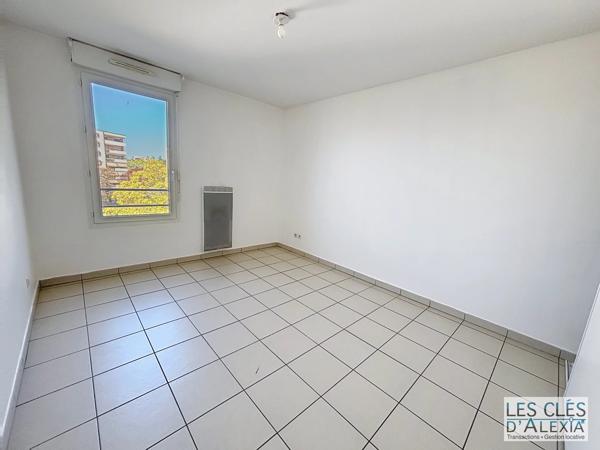 T3 - SAINT-PRIEST - TRAVERSANT AVEC BALCON ET PLACES DE PARKING