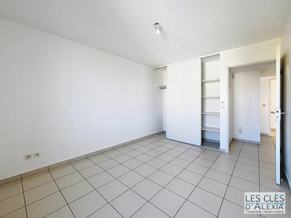 T3 - SAINT-PRIEST - TRAVERSANT AVEC BALCON ET PLACES DE PARKING