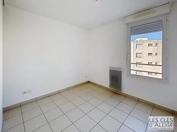 T3 - SAINT-PRIEST - TRAVERSANT AVEC BALCON ET PLACES DE PARKING