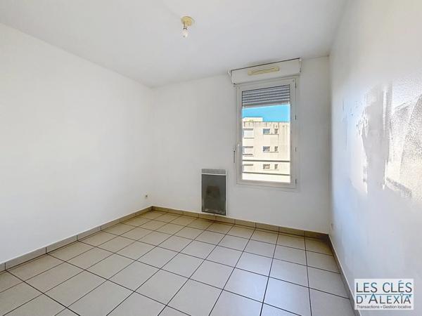 T3 - SAINT-PRIEST - TRAVERSANT AVEC BALCON ET PLACES DE PARKING