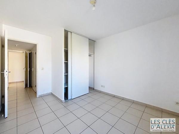 T3 - SAINT-PRIEST - TRAVERSANT AVEC BALCON ET PLACES DE PARKING