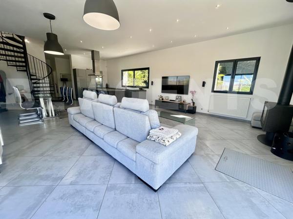 MAISON DE 147M² SUR UN TERRAIN CLOS DE 1570M² GARAGE DOUBLE 40M² AUCUN VIS A VIS.