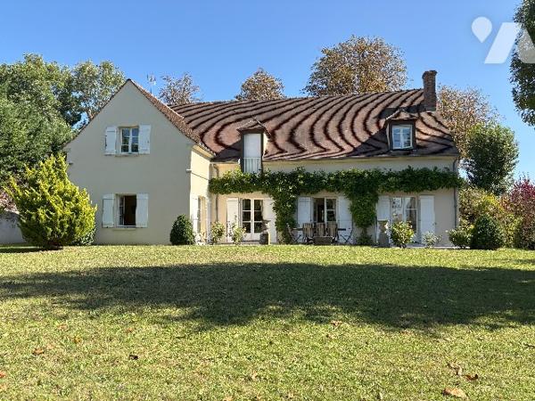 Maison familial , entrée, séjour de 60 m², 6 chambres, 3 salle de bains, wc, cave, jardin, garage