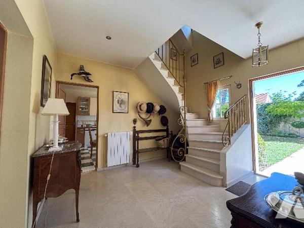 Maison familial , entrée, séjour de 60 m², 6 chambres, 3 salle de bains, wc, cave, jardin, garage