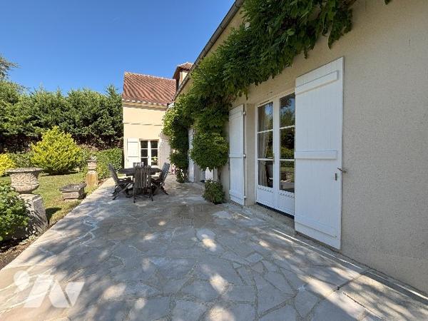 Maison familial , entrée, séjour de 60 m², 6 chambres, 3 salle de bains, wc, cave, jardin, garage