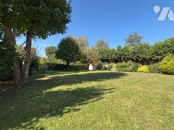 Maison familial , entrée, séjour de 60 m², 6 chambres, 3 salle de bains, wc, cave, jardin, garage