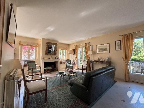 Maison familial , entrée, séjour de 60 m², 6 chambres, 3 salle de bains, wc, cave, jardin, garage