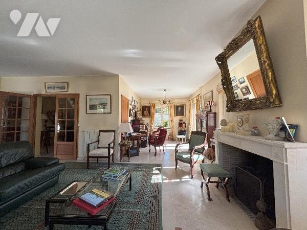 Maison familial , entrée, séjour de 60 m², 6 chambres, 3 salle de bains, wc, cave, jardin, garage