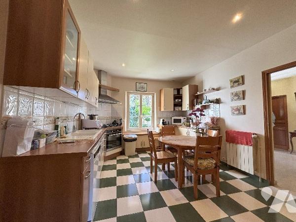 Maison familial , entrée, séjour de 60 m², 6 chambres, 3 salle de bains, wc, cave, jardin, garage