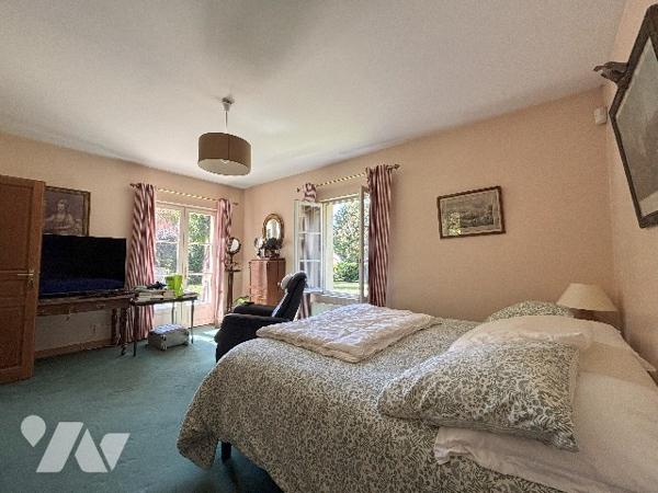 Maison familial , entrée, séjour de 60 m², 6 chambres, 3 salle de bains, wc, cave, jardin, garage