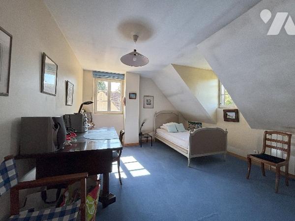 Maison familial , entrée, séjour de 60 m², 6 chambres, 3 salle de bains, wc, cave, jardin, garage