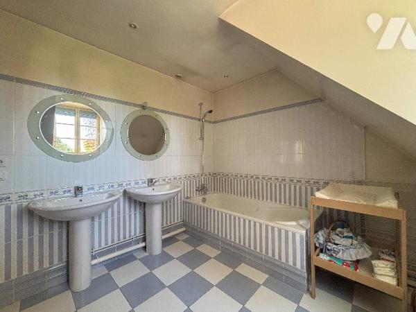 Maison familial , entrée, séjour de 60 m², 6 chambres, 3 salle de bains, wc, cave, jardin, garage