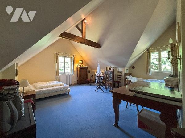 Maison familial , entrée, séjour de 60 m², 6 chambres, 3 salle de bains, wc, cave, jardin, garage