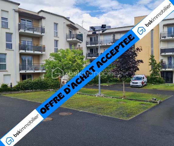 -- Coup de cœur -- 
Idéalement situé au sein d'une petite résidence récente en retrait de la route, sécurisée et bien entretenue, je vous présente ce bel appartement  type F2 proche du centre ville de Bourges et de toutes les commodités.
Il est localisé au deuxième étage sur les trois que comporte le bâtiment et dispose d'un ascenseur. 

Il se compose d'une entrée avec placard, d'un séjour avec cuisine aménagée & équipée, d'une chambre avec placard, d'une salle d'eau et d'un WC indépendant. 
Une place de parking extérieure privative et une belle terrasse complètent les prestations de ce bien. 

Libre de toute occupation dans quelques semaines.
Idéal primo-accédants ou investisseurs
