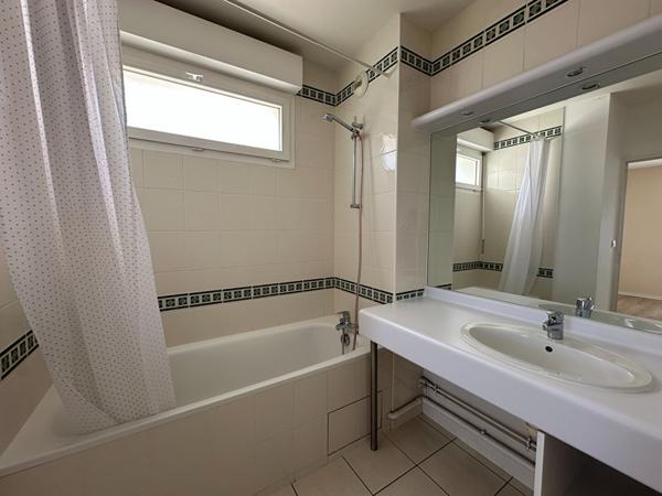 Appartement quartier Gloriette à Nantes 2 pièces 1 chambre avec balcon et garage boxé.