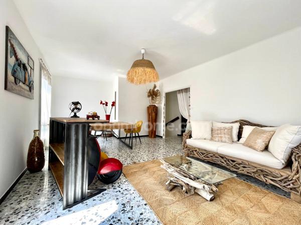 AIGUES-MORTES MAISON RÉNOVÉE 5 PIÈCES 147 M2 AVEC 2 GARAGES ET TOIT TERRASSE