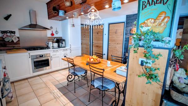 Rez de jardin
                                                                                                                                                                                                                                                                                                                        3 pièce(s)                                                                                                                                                                                                          2 chambre(s)                                                                                                                                                                                                          77  m²