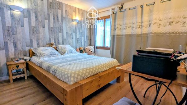 Rez de jardin
                                                                                                                                                                                                                                                                                                                        3 pièce(s)                                                                                                                                                                                                          2 chambre(s)                                                                                                                                                                                                          77  m²
