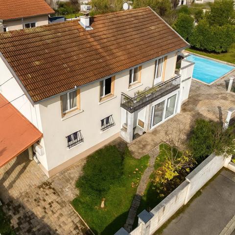 Maison à Peronnas avec de grands volumes