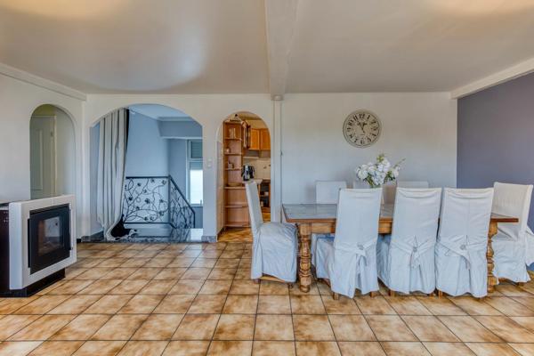 Maison à Peronnas avec de grands volumes