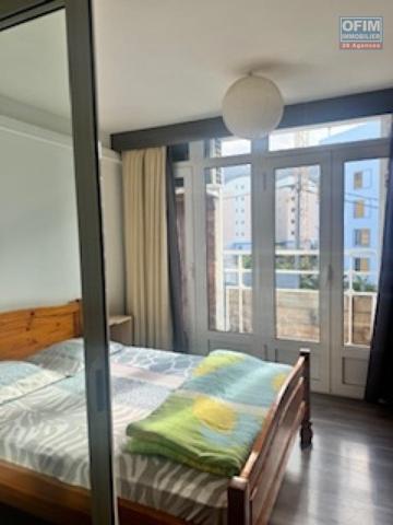 A Louer bel appartement de type F1 meublé résidence le Rembrandt à Sainte Clotilde proche clinique.