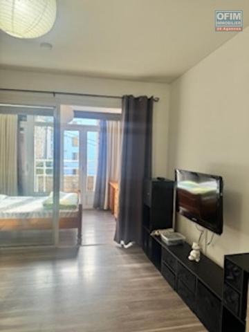 A Louer bel appartement de type F1 meublé résidence le Rembrandt à Sainte Clotilde proche clinique.