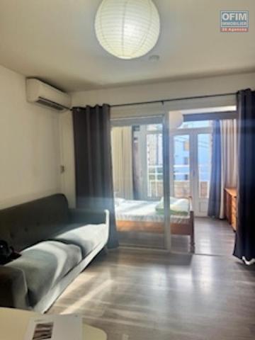 A Louer bel appartement de type F1 meublé résidence le Rembrandt à Sainte Clotilde proche clinique.
