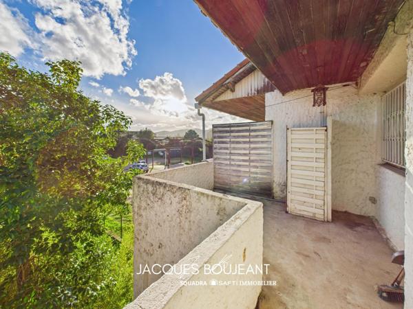 Maison divisée en 4 appartements – 230 m² – Terrain 1 600 m² – Mezzavia, Ajaccio