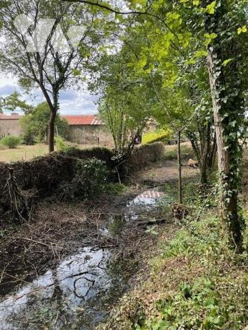 En hameau, au calme, dépendances à réhabiliter, 193m²