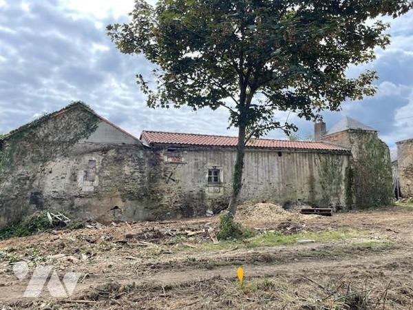 En hameau, au calme, dépendances à réhabiliter, 193m²