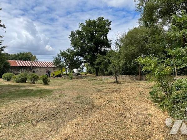En hameau, au calme, dépendances à réhabiliter, 193m²
