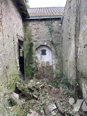 En hameau, au calme, dépendances à réhabiliter, 193m²