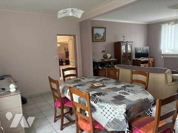 Maion de ville agréable , spacieuse et lumineuse, bien agencée, A visiter rapidement!!