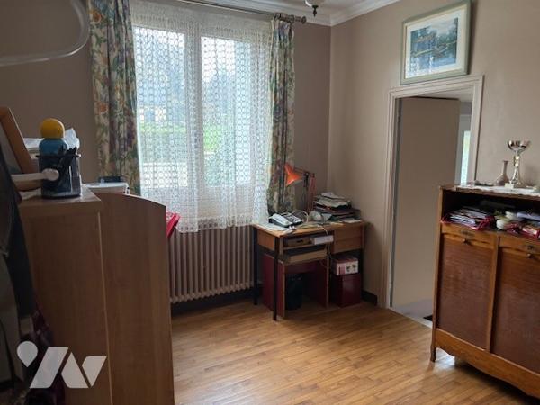 Maion de ville agréable , spacieuse et lumineuse, bien agencée, A visiter rapidement!!