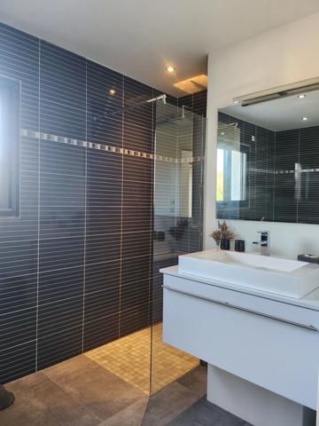 Magnifique maison moderne avec piscine intérieure et SPA.