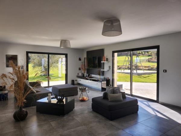 Magnifique maison moderne avec piscine intérieure et SPA.