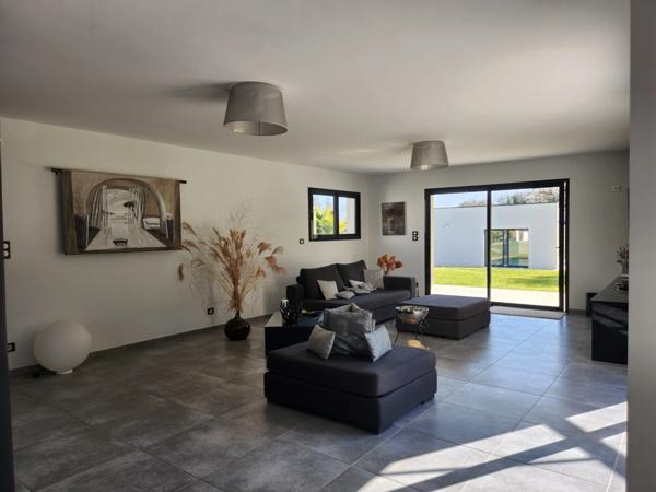 Magnifique maison moderne avec piscine intérieure et SPA.