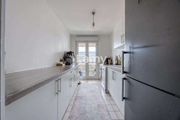 T2 en etage eleve avec vue + cave