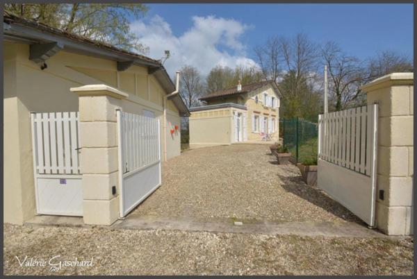 SAINT MEDARD DE GUIZIERES (33) maison en bord de rivière