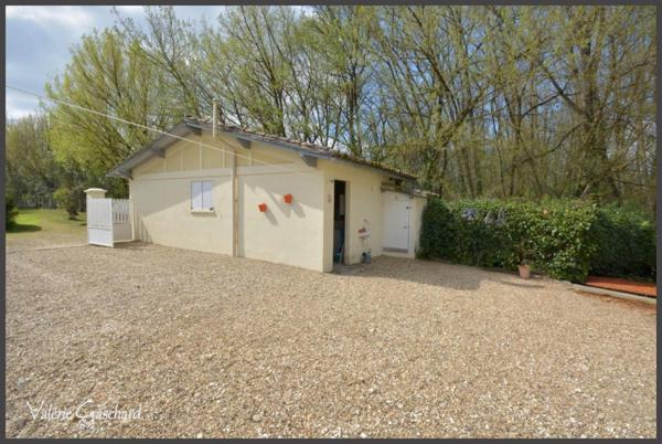 SAINT MEDARD DE GUIZIERES (33) maison en bord de rivière